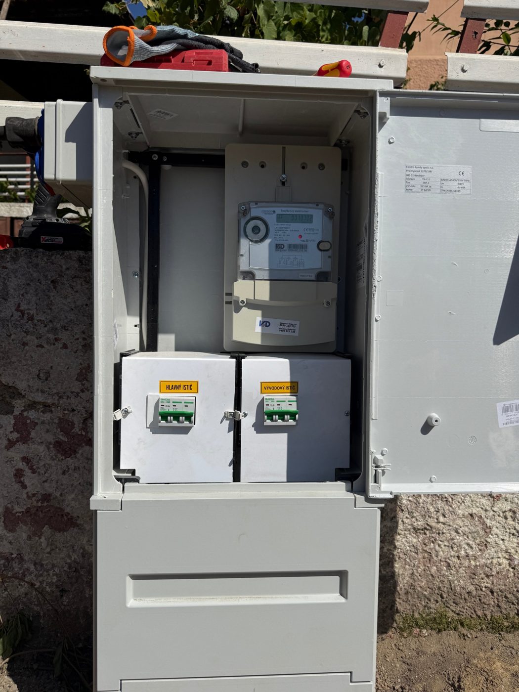 Elektromerový rozvádzač s hlavným a vývodovým ističom